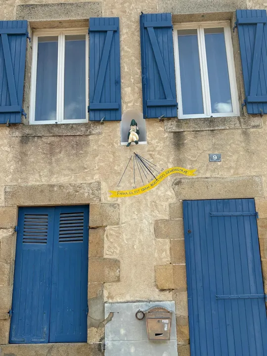 Blue door Saint-Goustan