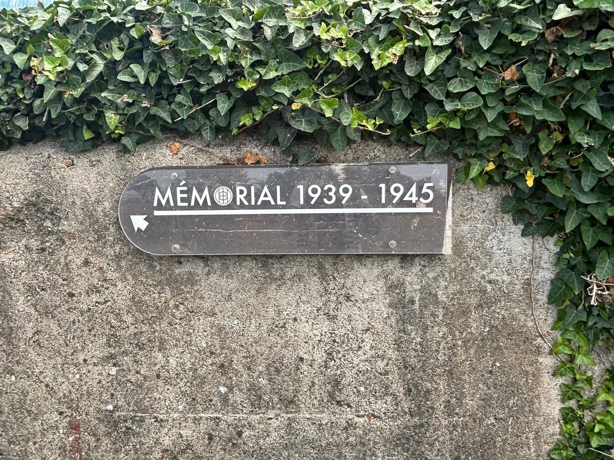 A sign in Saint-Malo pointing the way to the 39-45 Memorial
